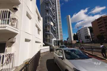 敷地東側の前面道路（南側から）