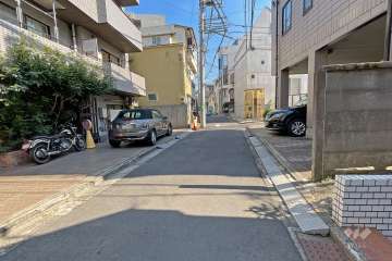敷地南側の前面道路（西側から）