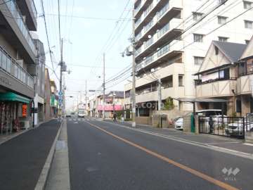 敷地西側の前面道路。この道路は南方向約80mほどの距離で国道2号線に繋がっています。