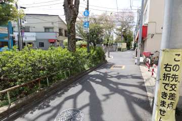 敷地南側の前面道路