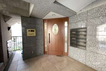 エントランスはオートロック付きです。