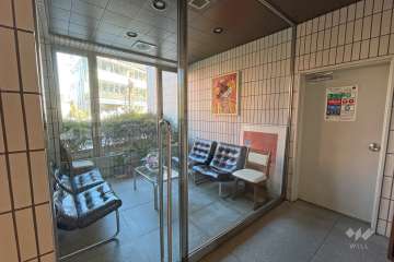 エントランスホールには待合スペースが設けられています。