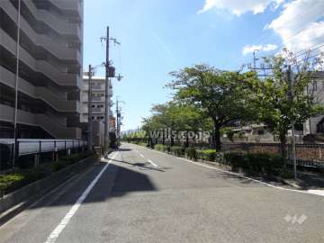 敷地の北側には道を挟んで、阪急神戸線が走っています。