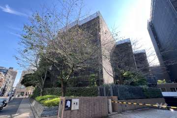 広尾ガーデンフォレスト楓レジデンスC棟の外観（大規模修繕工事中）（2024年11月時点）