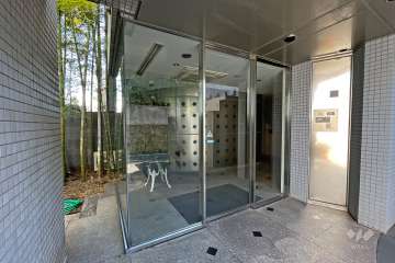 エントランスはオートロック付きです。