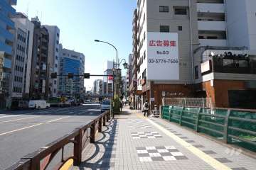 敷地南東側の前面道路（北東側から）