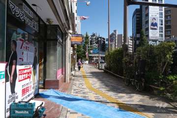 敷地南東側の前面道路（南西側から）