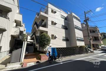 クリスタルコーポ初台の外観（南西側から）