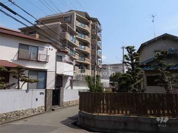 敷地の南側には一戸建てが立ち並んでいます。
