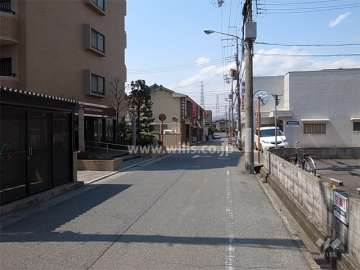 敷地北側の前面道路。周辺は静かな住宅地です。