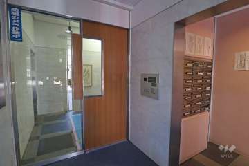 エントランスはオートロック付きです。