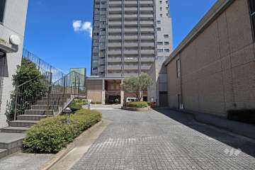 敷地南側道路（西側から）。代官山のランドマーク的タワー『代官山アドレス ザ・タワー』が奥に見えます。