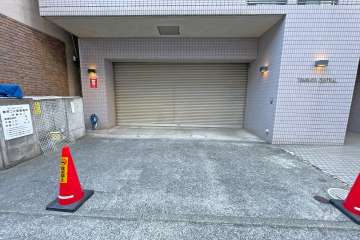 駐車場の出入り口（シャッター付き）