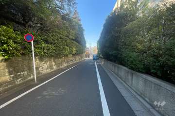 敷地の北側前面道路（東側から）