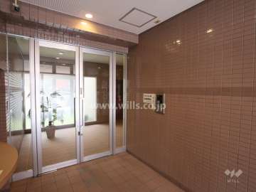 エントランスはオートロック付きです。