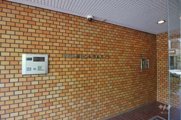 エントランスはオートロック付きです。