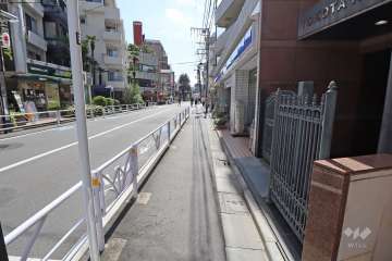 敷地南側の前面道路（東側から）