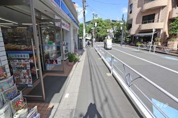 敷地南側の前面道路（西側から）