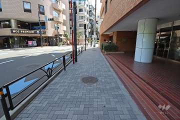 敷地東側の前面道路（北側から）