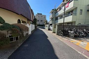 敷地南側の前面道路（東側から）