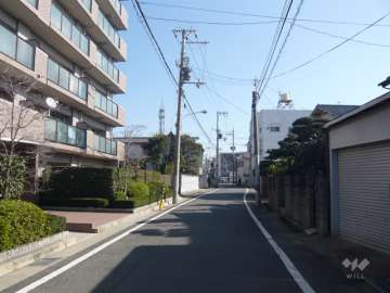 敷地南側の前面道路（西側から）