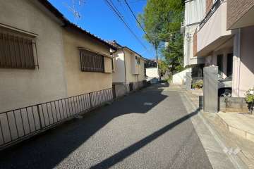 敷地北西側の前面道路（北東側から）