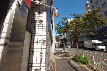 敷地北東側の前面道路（南東側から）