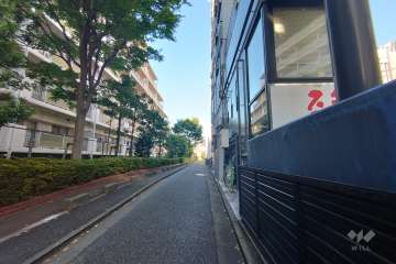 敷地北西側の前面道路（南西側から）
