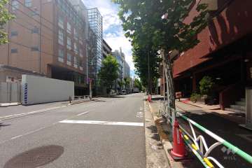 敷地南東側の前面道路（北東側から）