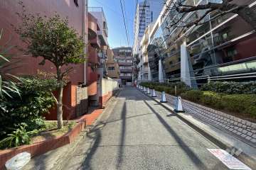 敷地北側の前面道路（東側から）