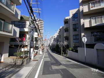 敷地西側の前面道路