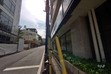 敷地南東側の前面道路（北東側から）