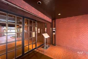 エントランスはオートロック付きです。