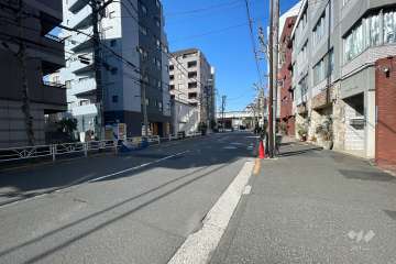 敷地南東側の前面道路（北東側から）