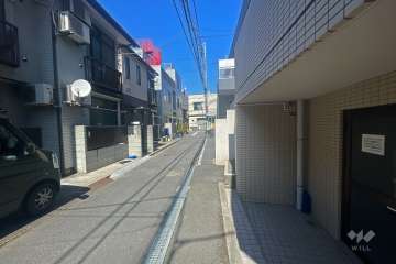 敷地北西側の前面道路（南西側から）