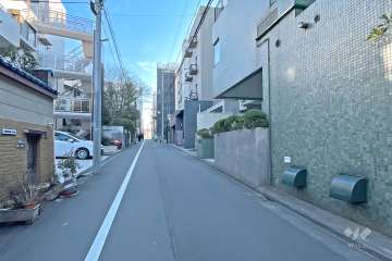 敷地北側の前面道路（西側から）