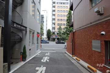 敷地東側の前面道路(南側から)