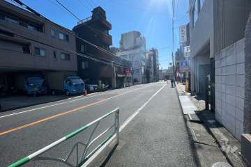 敷地北東側の前面道路（北西側から）