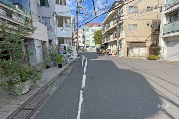 敷地北側の前面道路