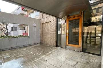 エントランスはオートロック付きです。