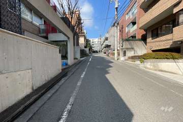 敷地北側の前面道路（東側から）