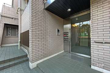 エントランスはオートロック付きです。