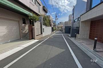 敷地東側の前面道路（南側から）