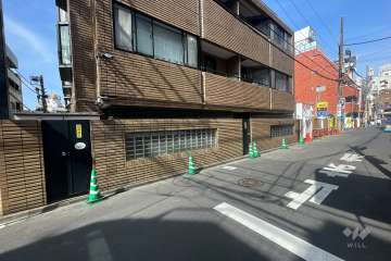 敷地南東側の前面道路（南西側から）