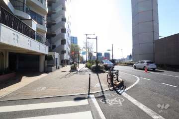 敷地西側の前面道路