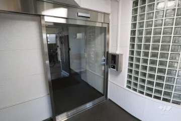 エントランスはオートロック付きです。