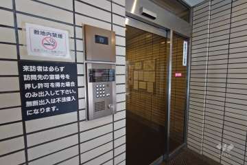 エントランスはオートロック付きです。