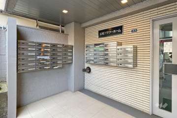 エントランスと共用ポスト