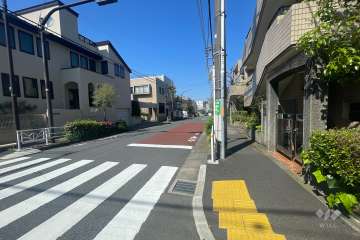 敷地北西側の前面道路（南西側から）