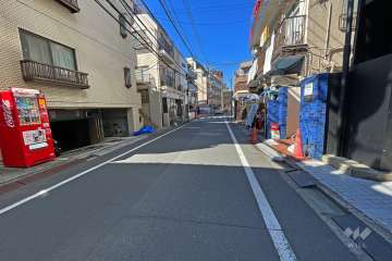 敷地南西側の前面道路（北東側から）
